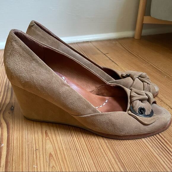 Gentle Souls Gabe's bow buckle tan suede wedge SIZE 9.5M - Picture 1 of 9